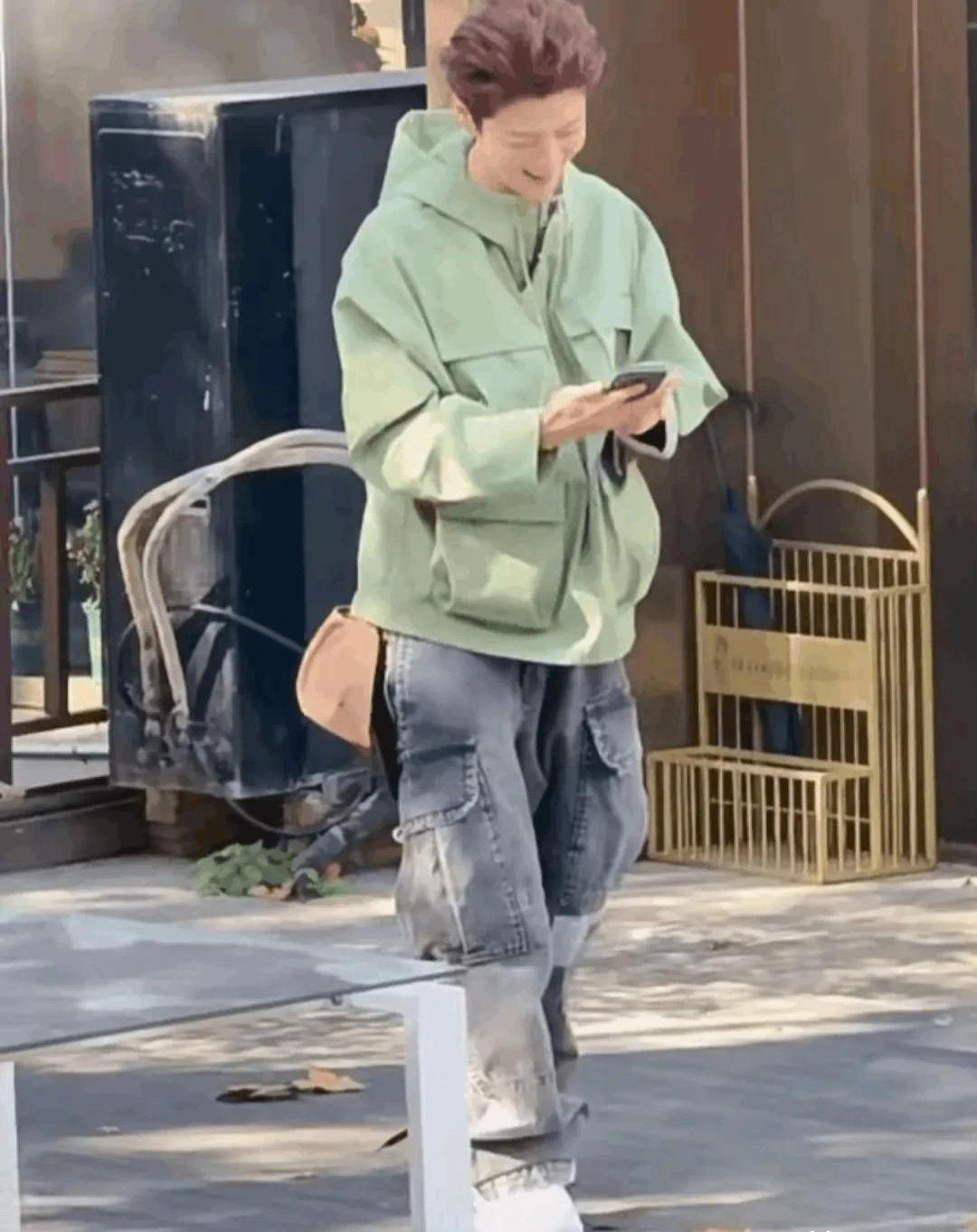 鹿晗的这个大背头造型简直太惊艳了，整个人仿佛瞬间年轻了十岁，状态超棒，魅力十足，