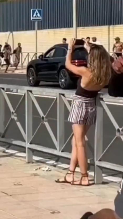 一名女子拍摄并鼓励一大群移民从摩洛哥越境进入西班牙位于北非的飞地休达。事件发生在