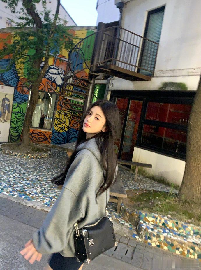 #鞠婧祎初秋look# ​​​#鞠婧祎早秋OOTD# ​​​鞠婧祎初秋造型超迷人