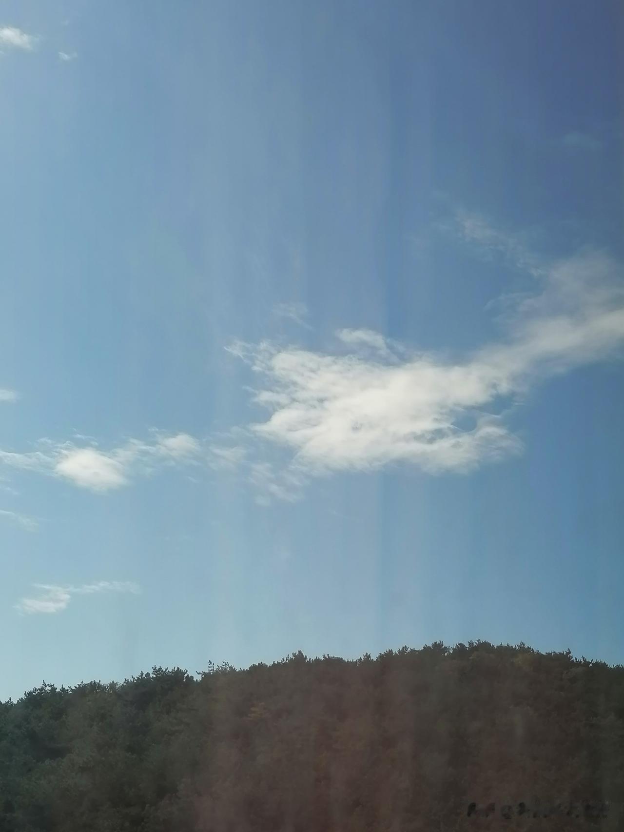 手机分享今日的天空…
天空为幕，云朵为诗。
抬头望云，万般奇迷。
风携流云，漫过
