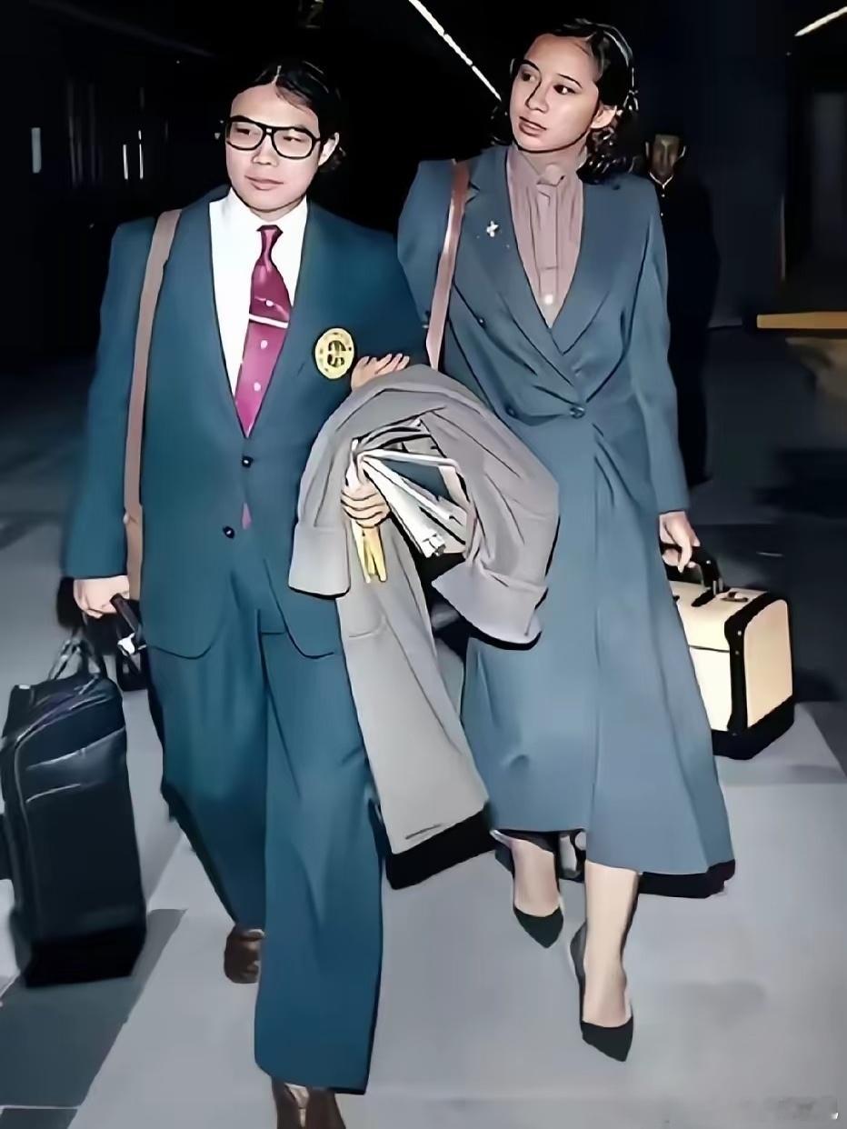 1979年，港姐冠军朱玲玲和霍震霆新婚不久在红磡火车站！ 