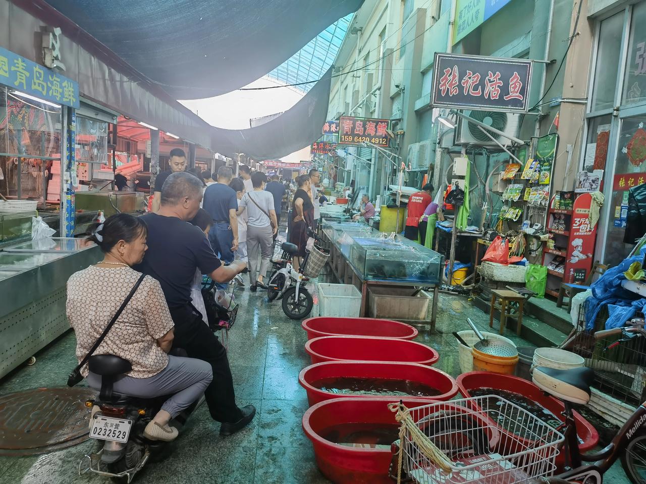终于开海了，这可是海鲜吃货期盼已久的日子。周日闲来无事，到海鲜市场转了一圈，看看
