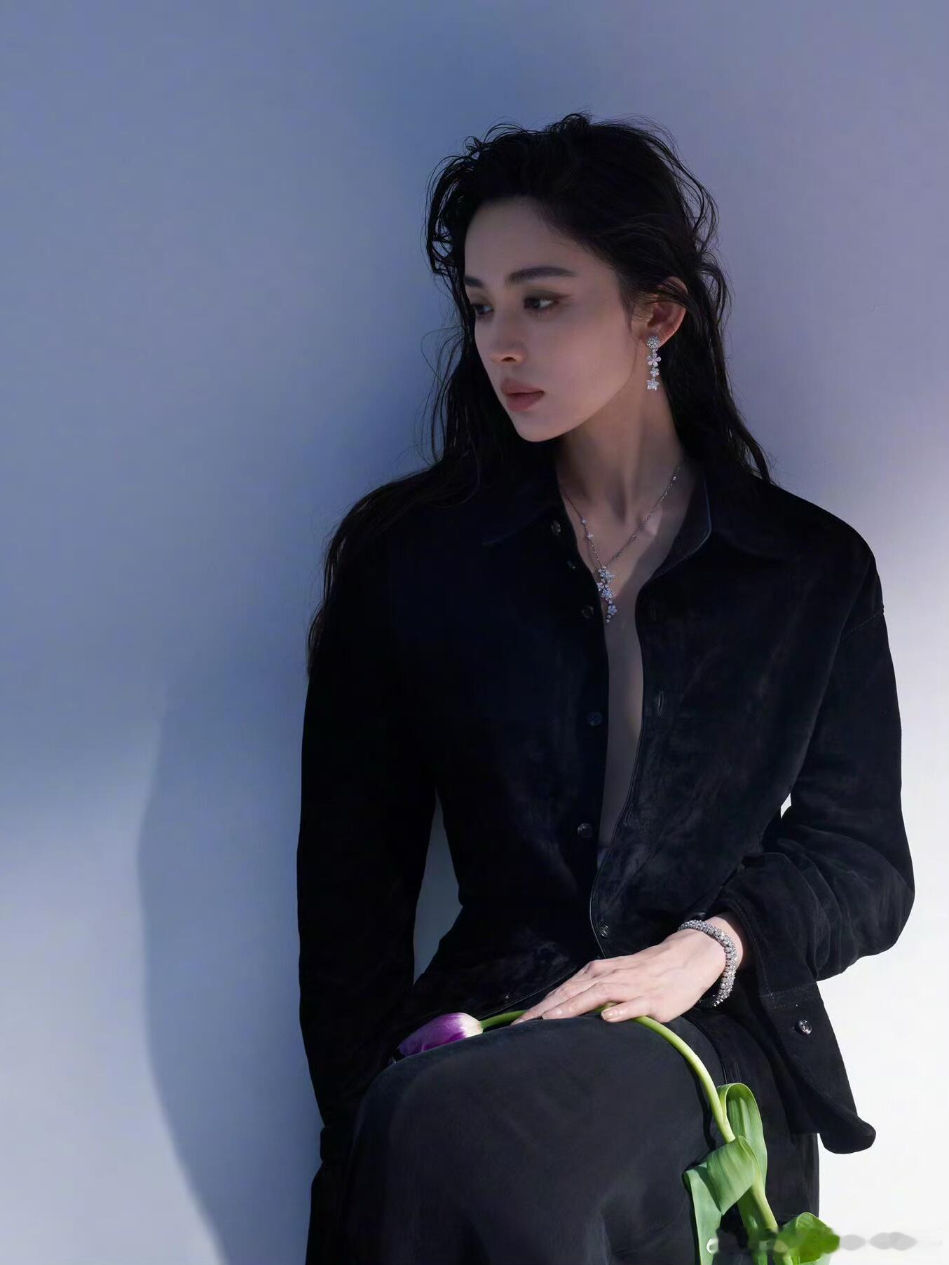 娜扎这个转身回眸镜头捕捉到的转身瞬间太绝，兼具书卷气和美貌，这种高级氛围感真的很
