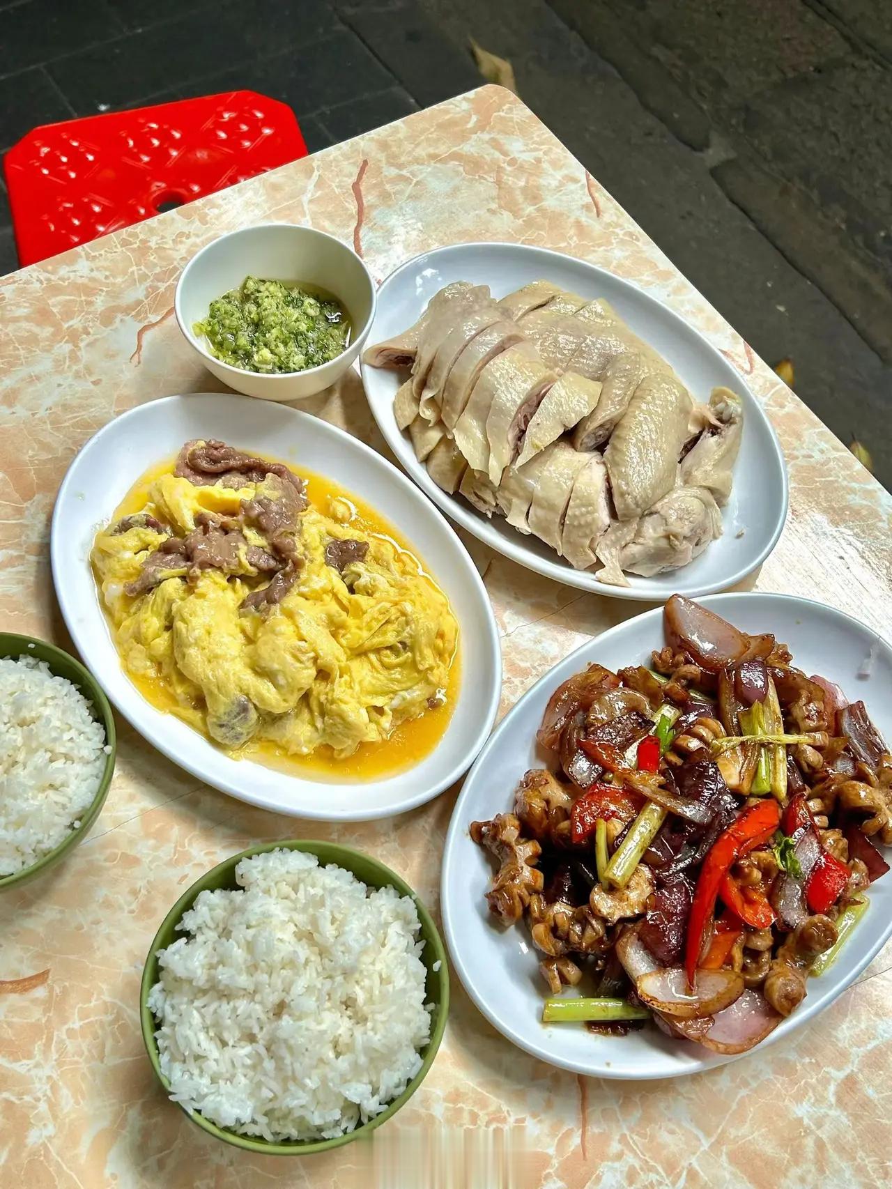 今天的二人晚饭，是村里吃的路边摊，一个20多年的粤菜老店，牛肉滑蛋和白切鸡是必点