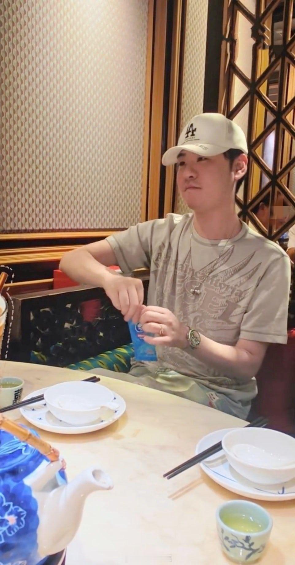 张云雷张云雷好好爱他     我跟两个闺蜜在外面逛街，然后拿起手机傻乐    一