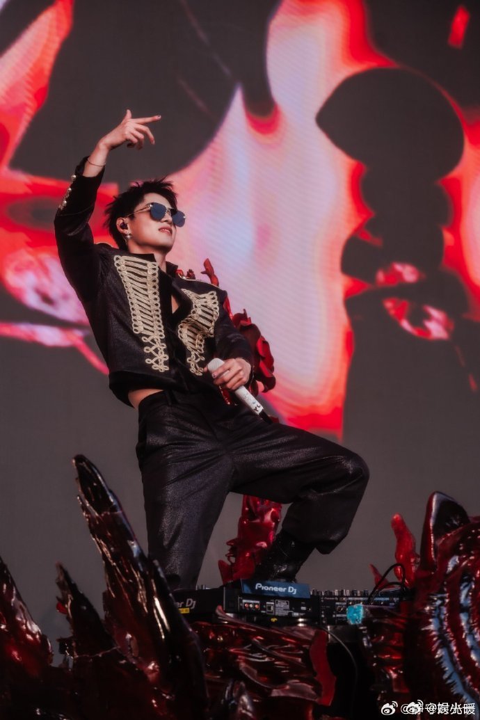 姚琛西藏雪山直播遇到雪崩 又被姚琛的勇敢折服！在雪山上直播，直面雪崩危险，这份对