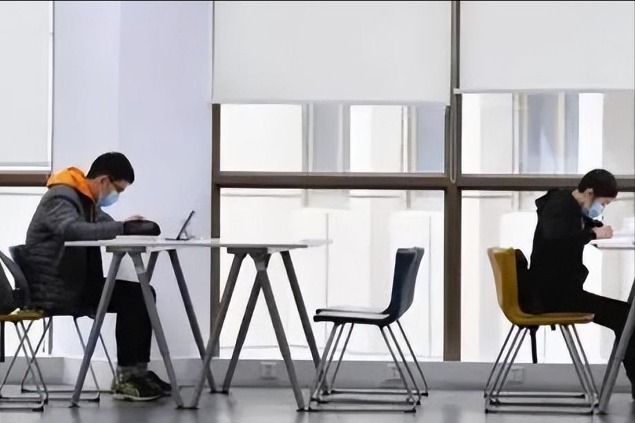 别骂年轻人不听话了，不是叛逆，是建议真的用不上！

有没有发现？现在的年轻人，越