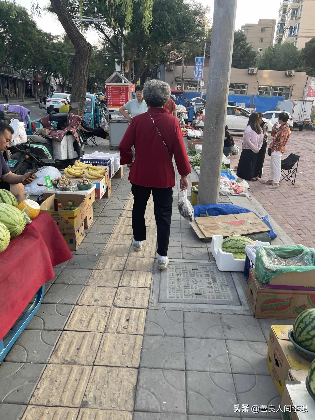 作为家庭煮妇最喜欢这种人间烟火气的地方，傍晚气温下降，这个时候出去溜达一圈买点自
