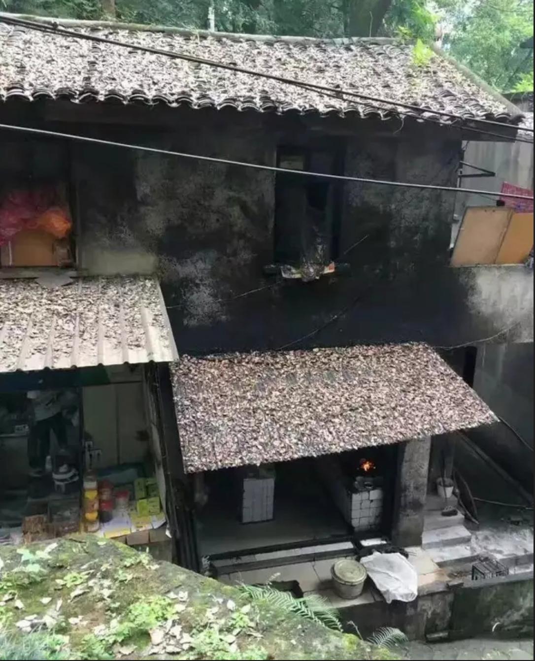 发明“屋漏偏逢连夜雨”这句话的人一定是一位智者，一位饱受生活摧残的人！听说表弟又