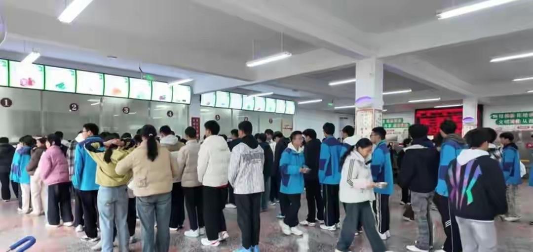 学校食堂被家长骂停办，现在又哭着求恢复，几千名学生吃路边摊受罪，这届家长到底是怎