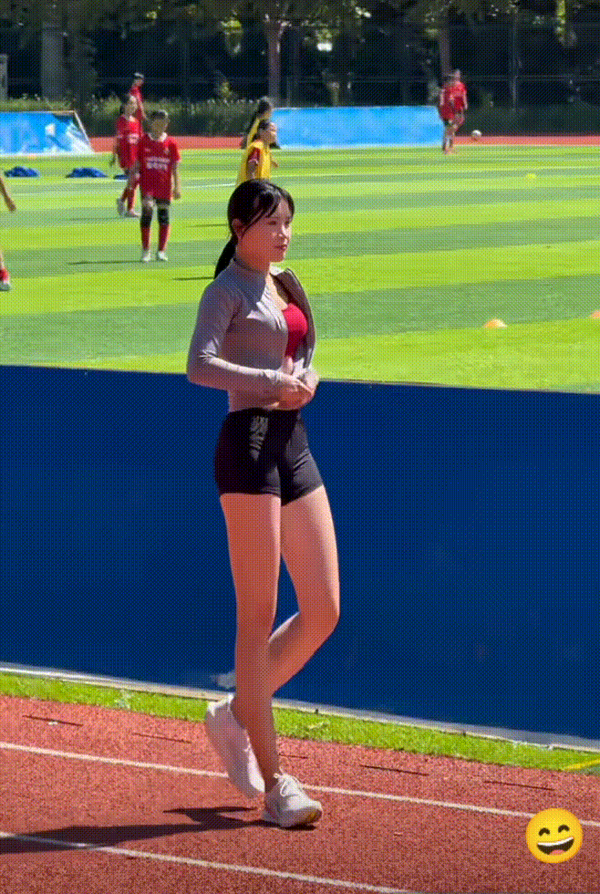 美女
看你这体型
应该是练跳高的吧[呲牙]
