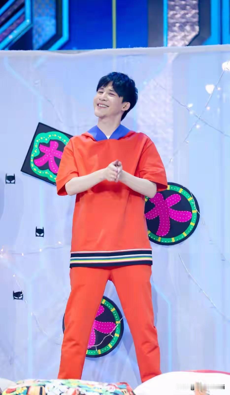 大张伟说，结婚前我妈老催我结婚，我说，结婚有什么好的？我有个朋友二婚了，我妈说，