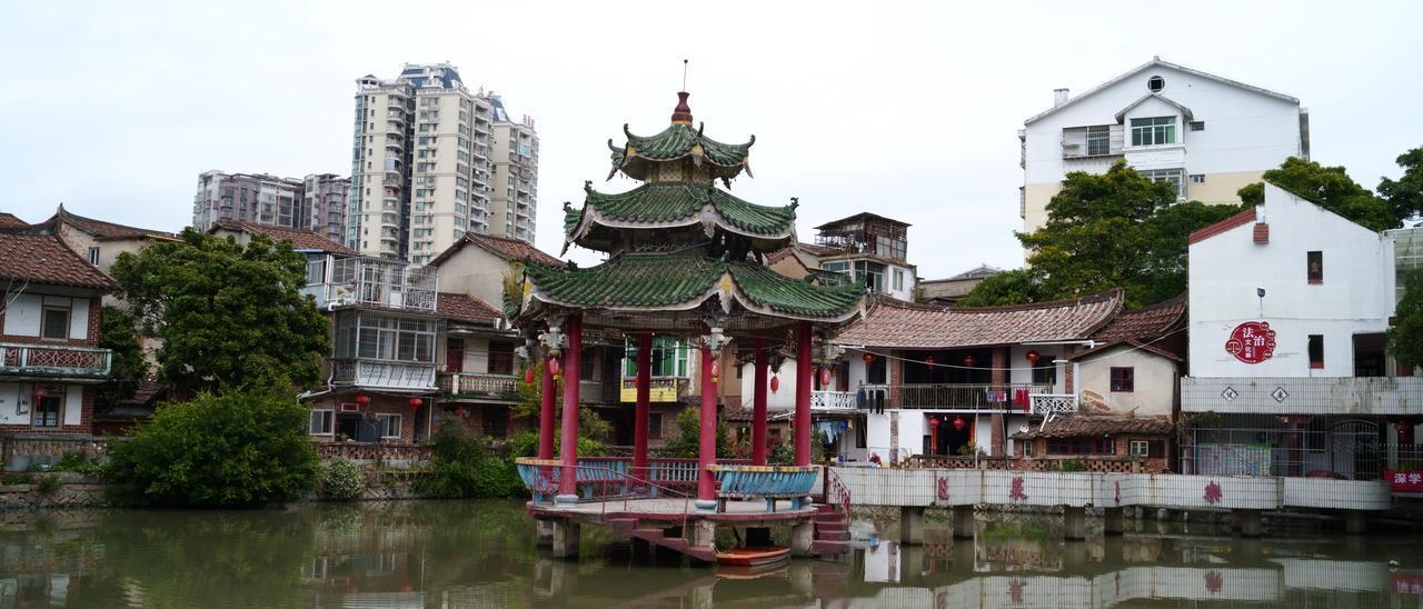 此次春节拍摄，随身带了两台相机。富士（FUJIFILM）GFX100 II 无反