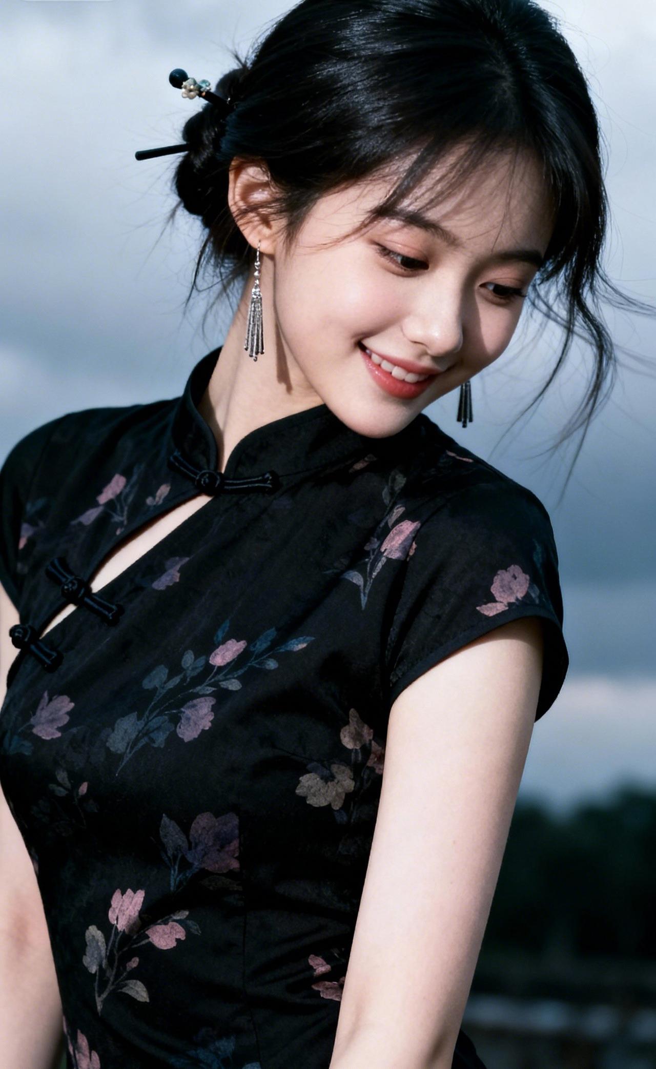 上联：墨襟绽蕊钗凝露
下联：云鬓垂珰笑带风