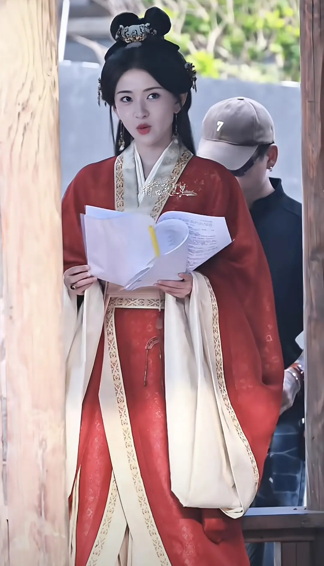 梁洁在祠堂是女二吧？刷到今天这身，妆造不错啊 ​​​
