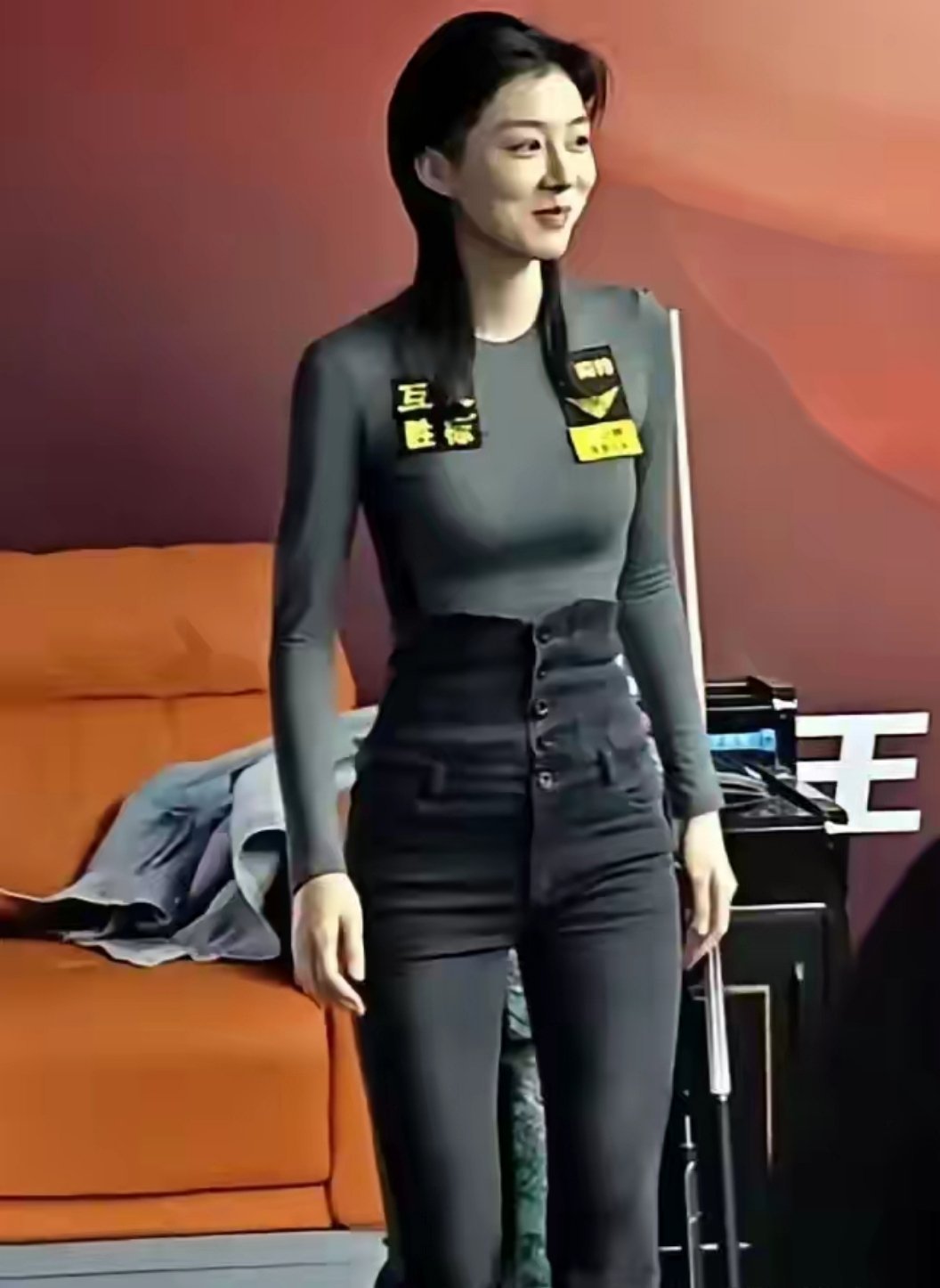 她5个扣子都扣上了 