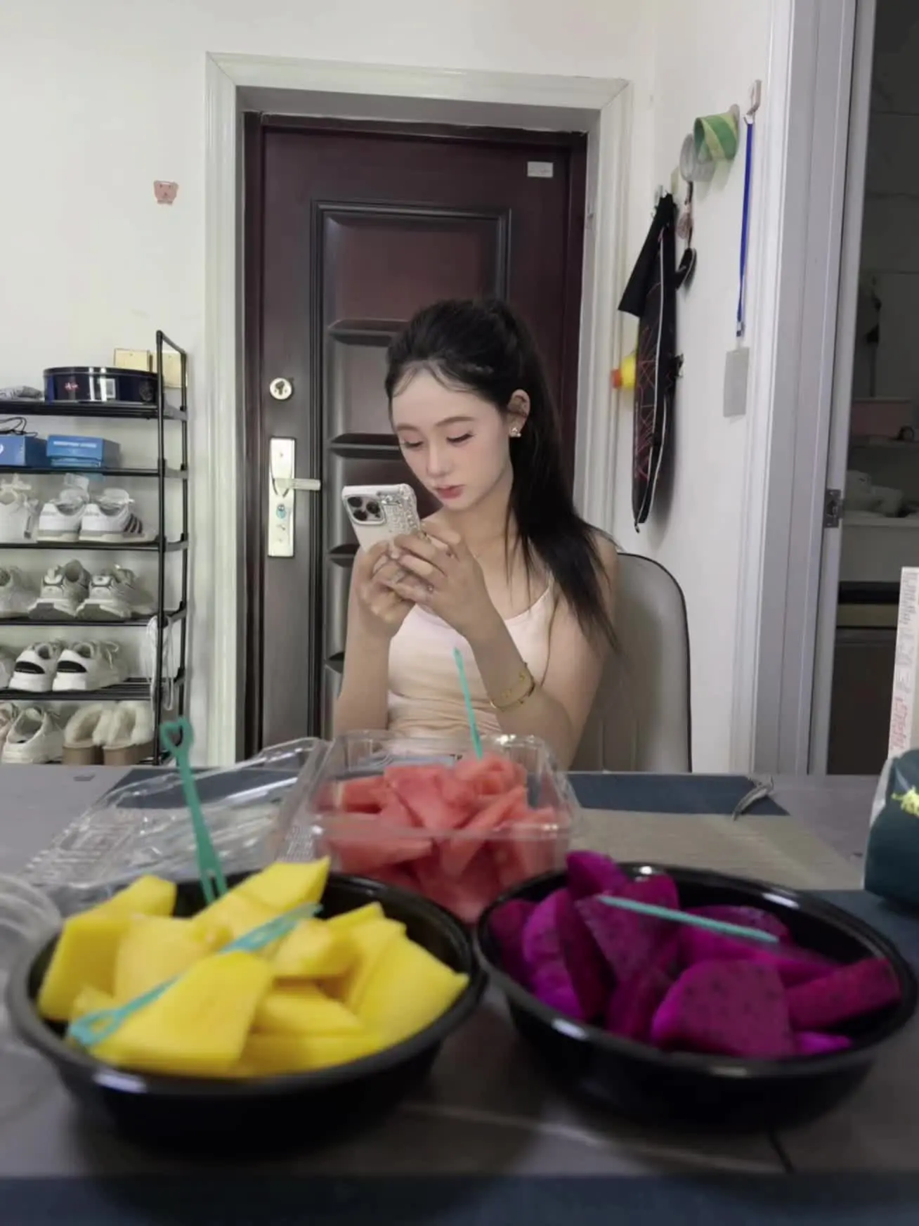 你有这么可爱的闺蜜吗 我有耶😄 幸福不是什么都拥有，        ...