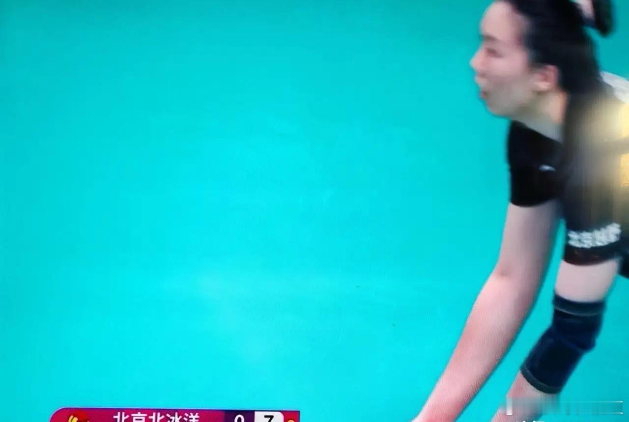 五连胜，但江苏队庆功宴上没人敢坐主位。因为那个位置，得留给拦网数据表。吴梦洁轰下