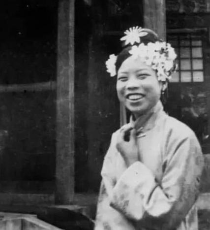 河南人刘振东娶了皇帝的妃子，却不自知，直到妻子去世前，才告诉他这一惊天秘密。知道