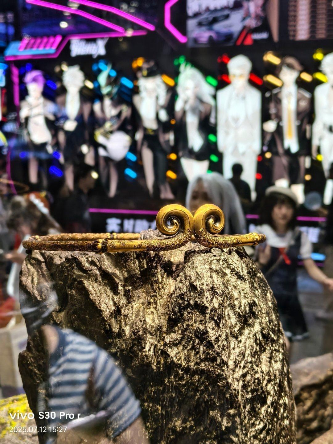 纯金的金箍这个质感是太好了。周大福展台 ​​​