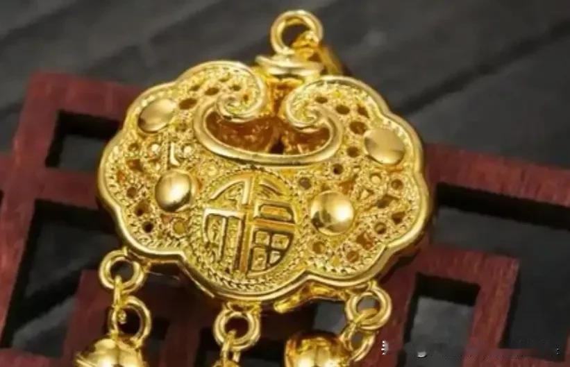 黄金市场惊现“冰火两重天”！金饰每克暴跌470元，A股黄金板块却涨疯了

一边是