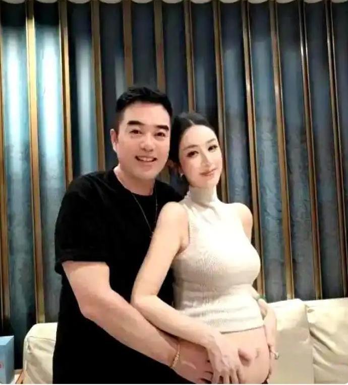 太治愈了！薇娅身怀二胎依偎丈夫身旁，不刻意扮少女却自带清爽元气，尽显成熟女性独有