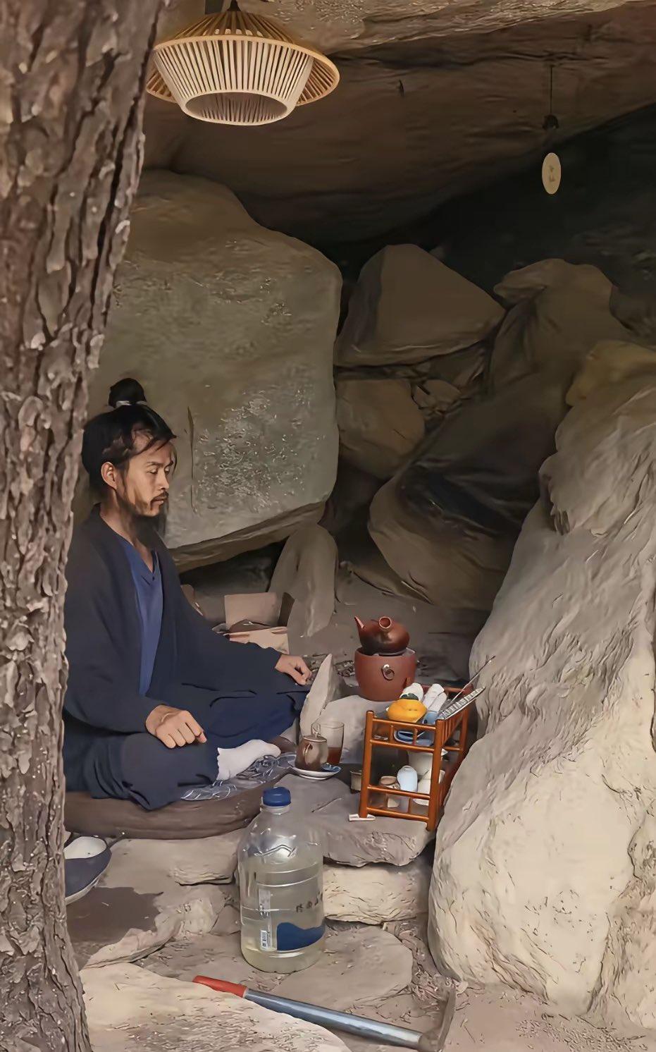 看到终南山的修行者，我突然觉得，我们的人生不应该这么卷！

其实，

我们每个人