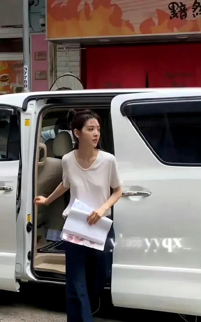 现在的女明星都是纸片人吧，这也太瘦了，为了上镜也是很拼。不过这样确实不健康，真人