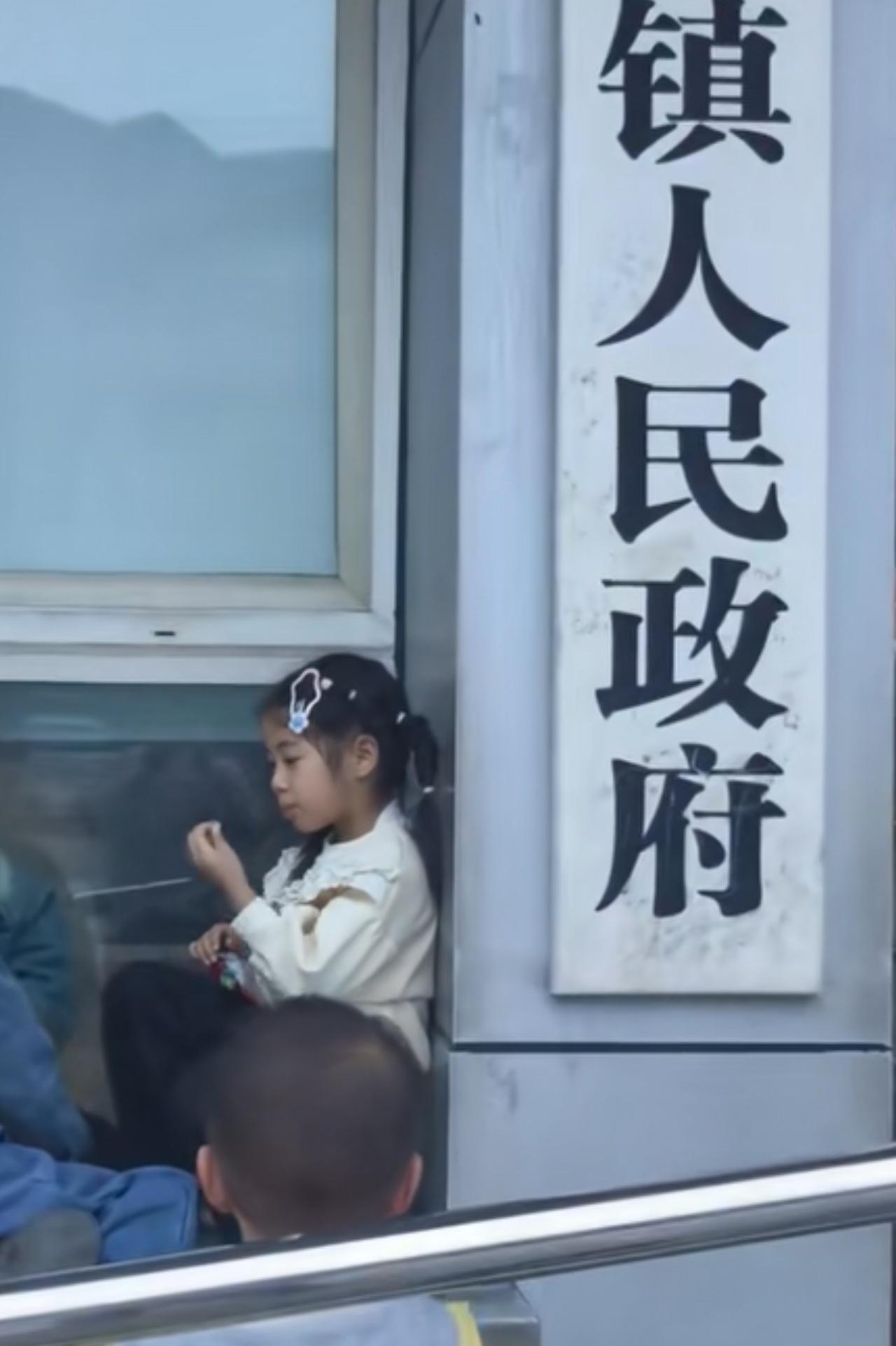 太可爱了！四川雅安，多营镇上的这块牌匾上被小孩子们涂鸦，但是这些天真烂漫的字和卡