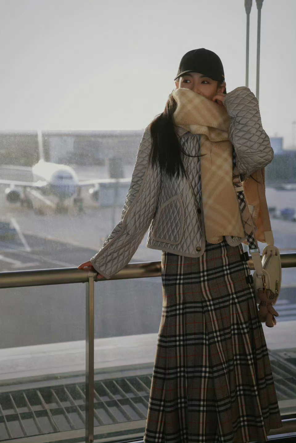 陈丽君 in Burberry 📷🍂  菱格夹克配格纹半裙和围巾，温暖的英伦