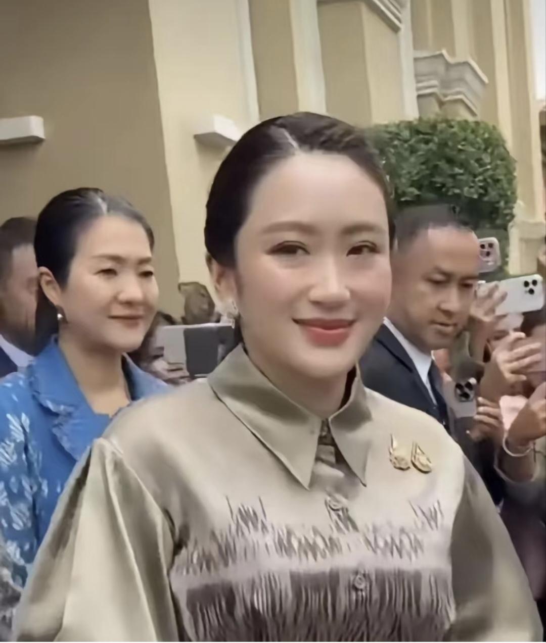 佩通坦被解除了总理职务，有网友说，她不当总理了，可以继续当文化部长。这是不可能的