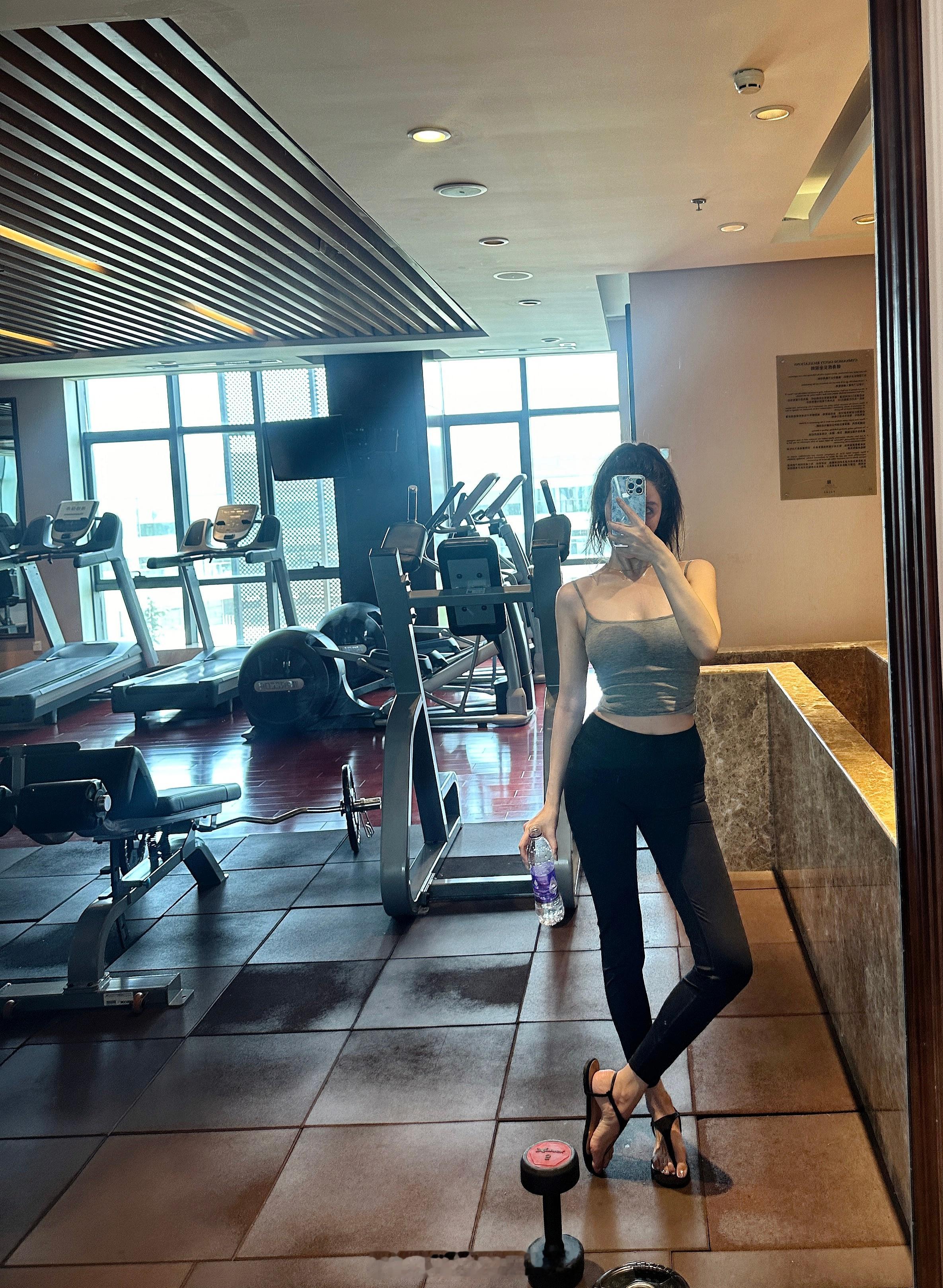 我可真爱我的脚丫子～ ​​​