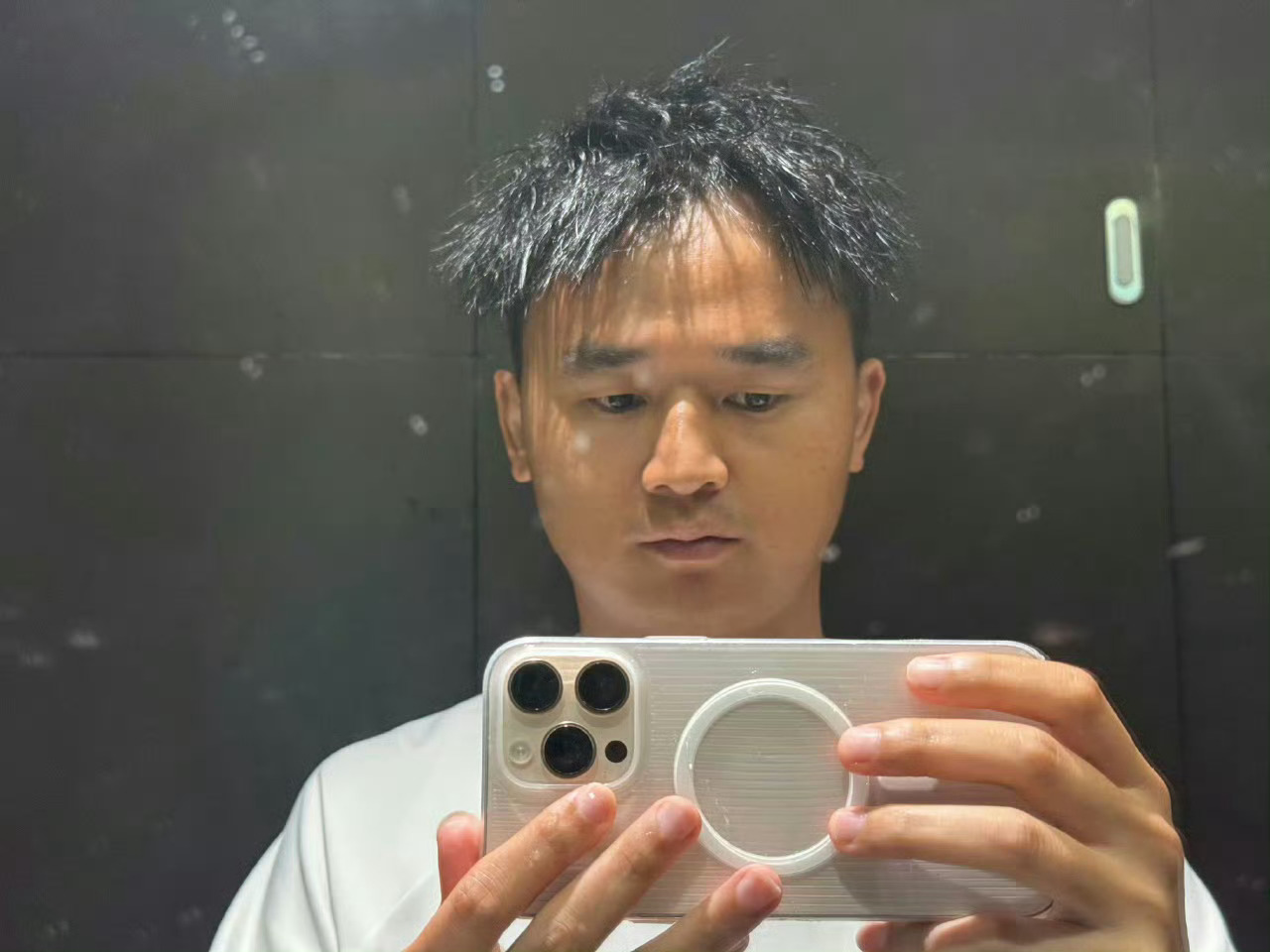 杰灵花了600多剪了这个发型，绝对被托尼忽悠了。[捂嘴哭] ​​​