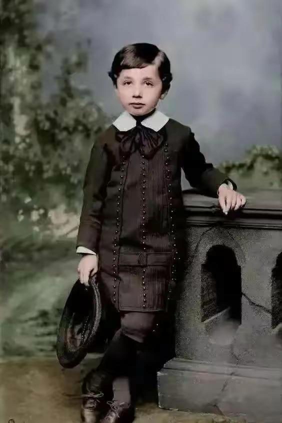 王铎：这是六七岁的爱因斯坦。谁能想到，他长大之后，会影响整个世界。