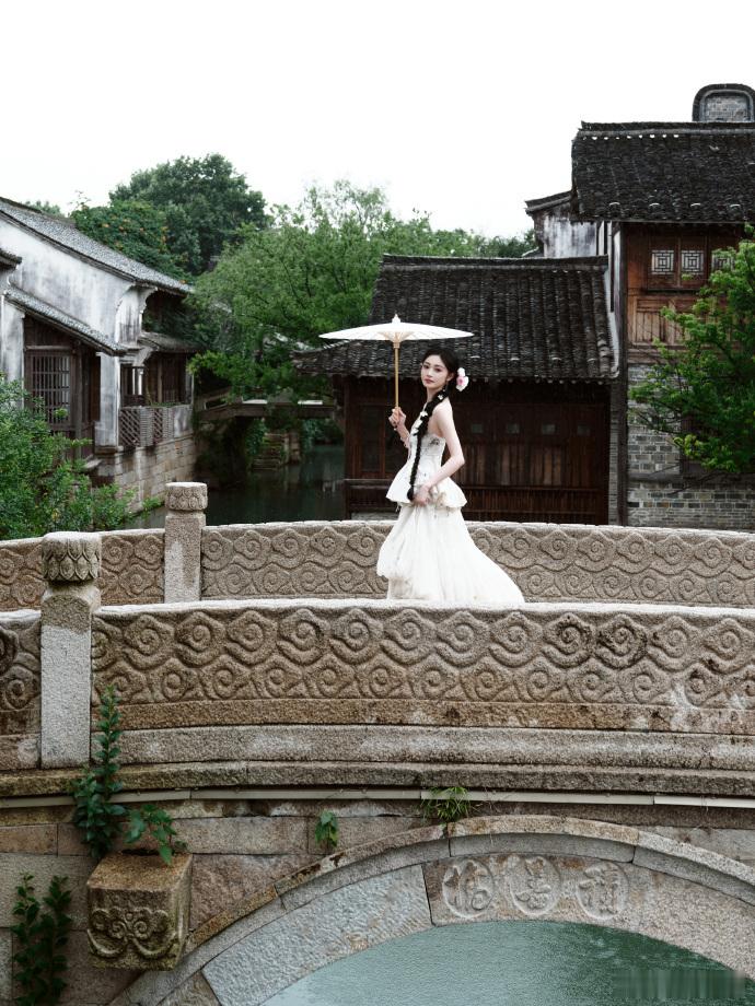 拍成周洁琼这样才可以说神图周洁琼撑油纸伞  周洁琼撑油纸伞，真的仿佛落入人间的仙