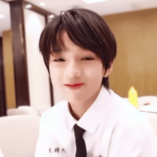 那些个质疑宝妈的人是不知道我家两只猪宝贝笑起来有多么阔耐⁃ ⩊ ⁃ ​​​
