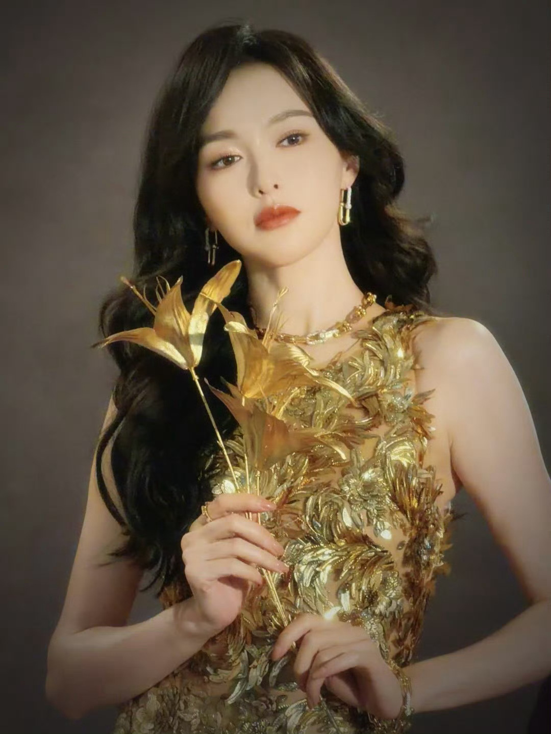 唐嫣好美太闪耀了啊啊啊，大明星请继续闪耀，一路生花～ 