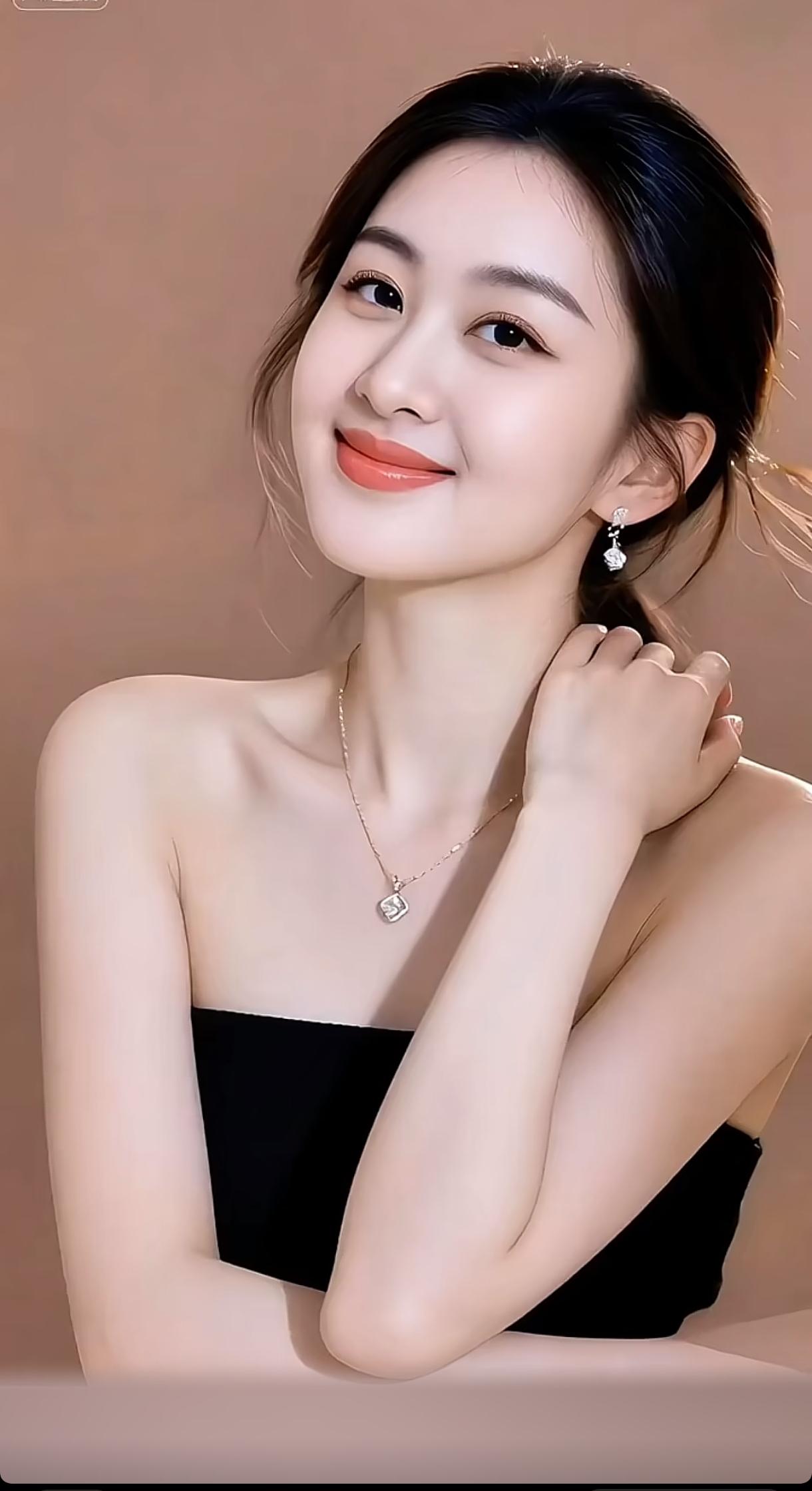 温柔微笑，黑裙优雅，闪耀耳环，气质满分💖分享手机里的随手拍 温柔风耳饰穿搭