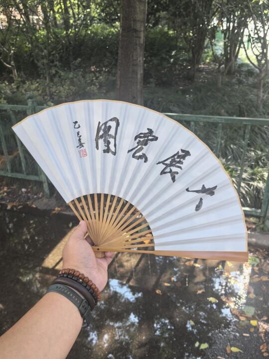 别墅里面唱K，水池里面银龙鱼……