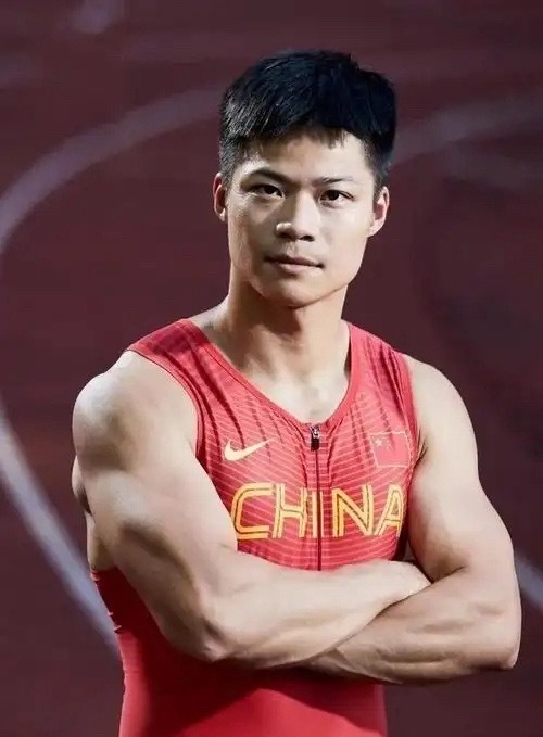 反差感拉满！樊振东开口讲粤语，氛围感直接拉满赛场之上沉稳凌厉，杀气十足的樊振东，