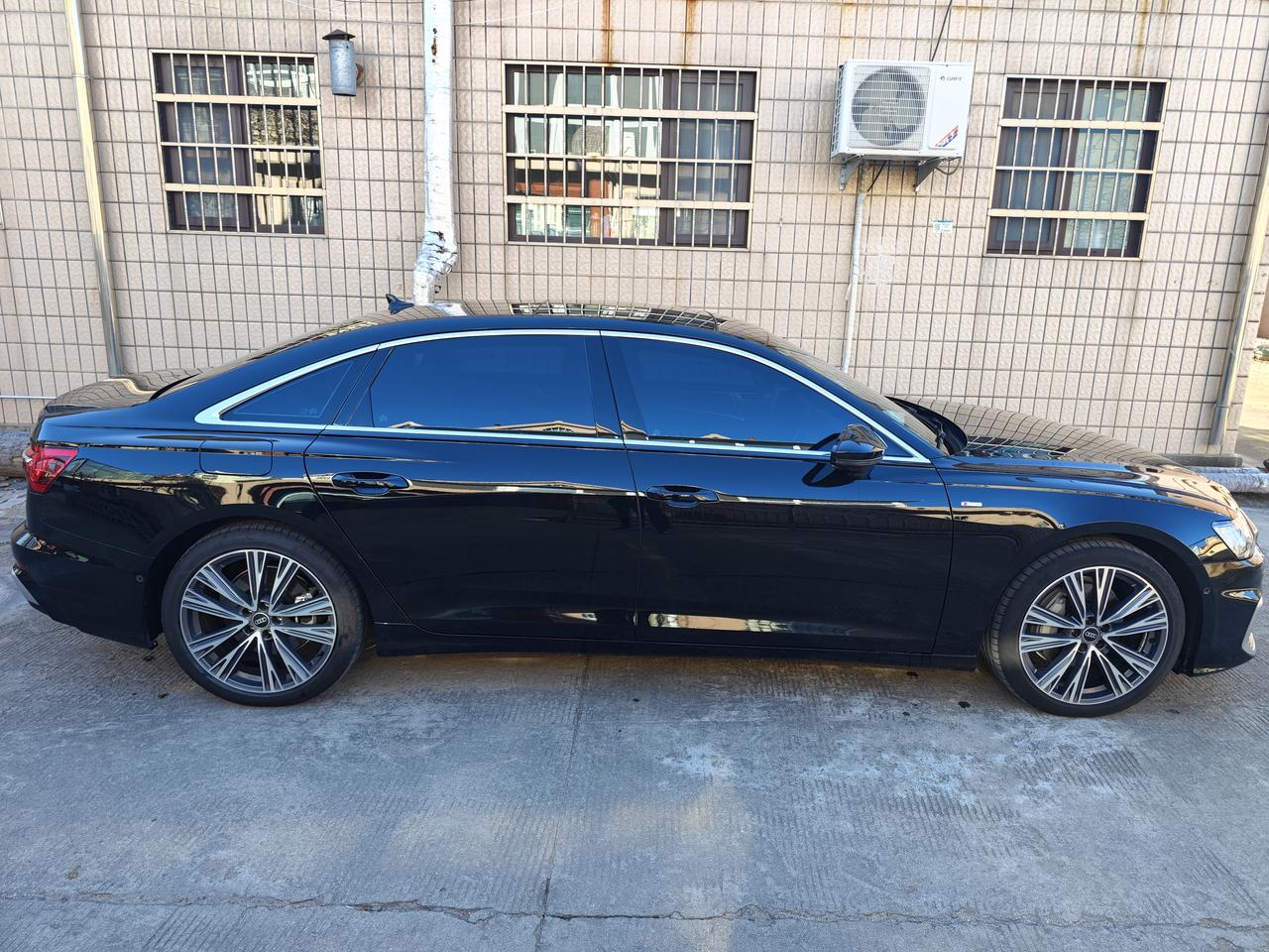 不知不觉间，我的大六子已经陪伴我有一年多了，每次洗完车都会觉得大六子真帅。网上都