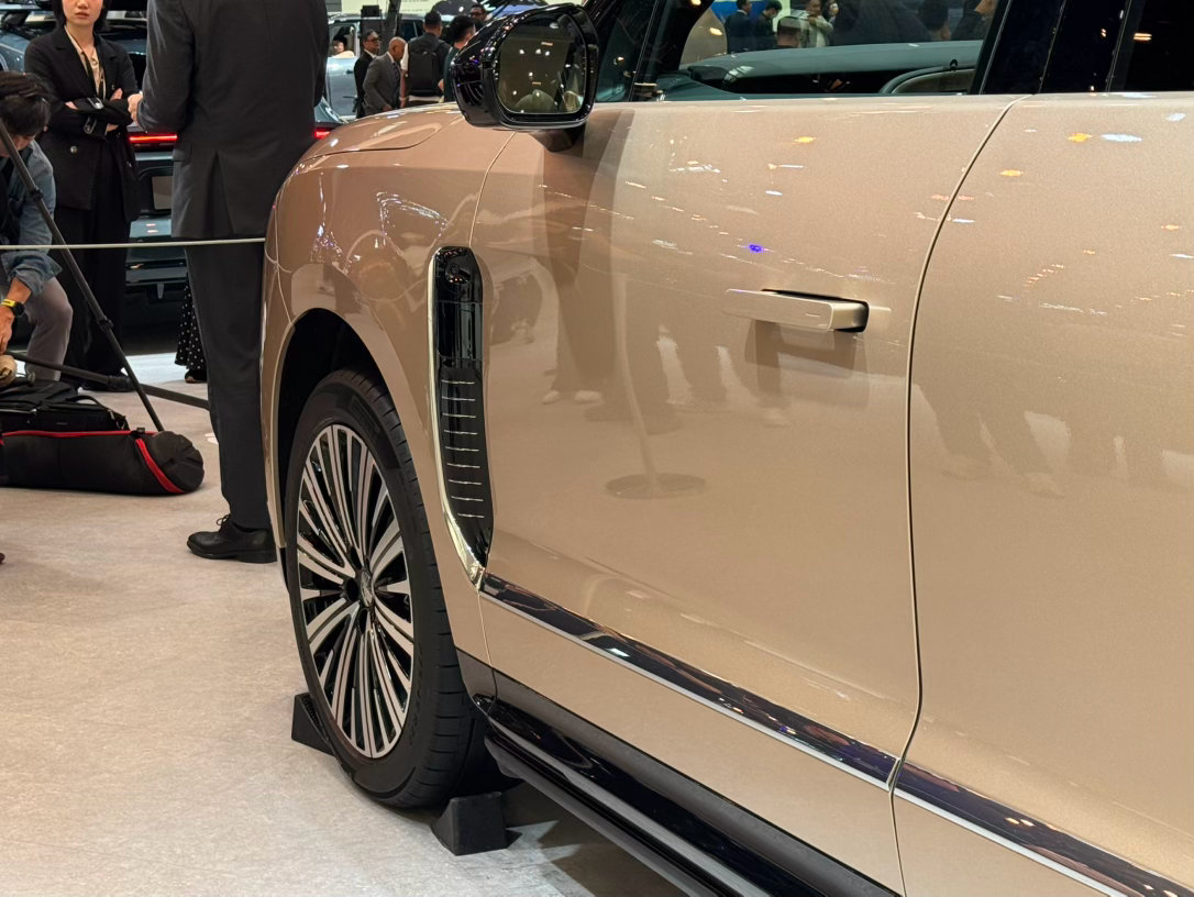 ES9的L113，其实绝对长度在当前市场不算太短，但由于巨大的体格和极高的车头导