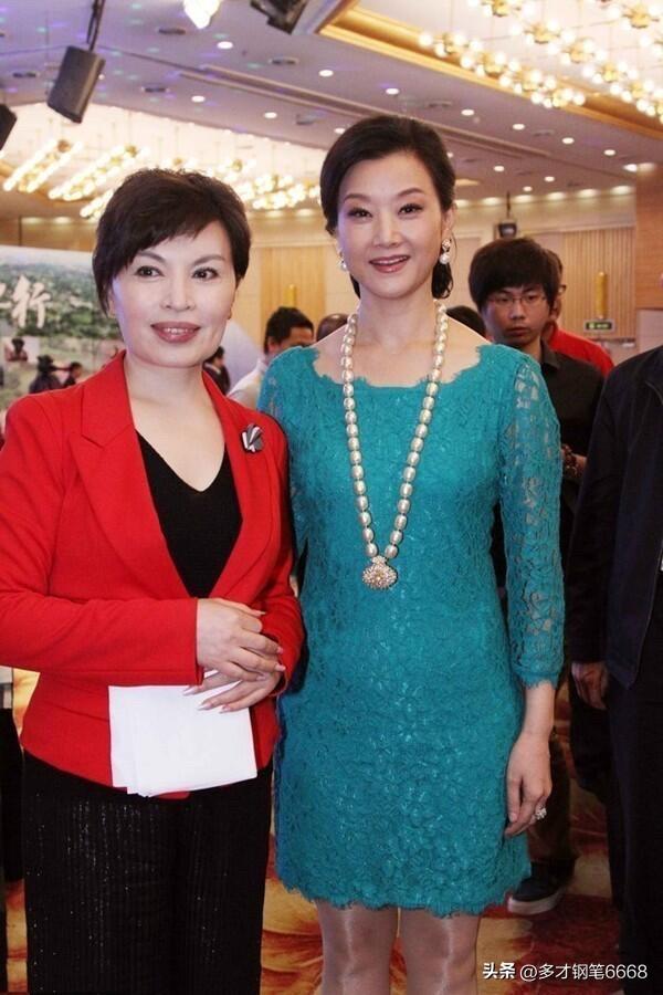 左边的这位主持人是李瑞英，她播音主持的节目陪伴了无数人的成长，声音完美，气质大方