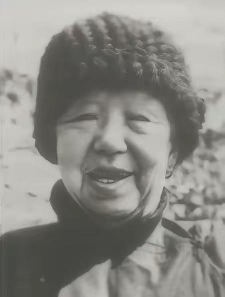 1942 年，河北深山悬崖上，为躲避日军搜捕，50 多名八路军藏在18个山洞中，