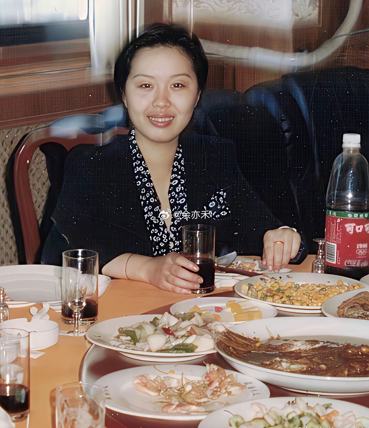 1997年，成都公家饭局上的女子。这餐饮在当年算什么水平？