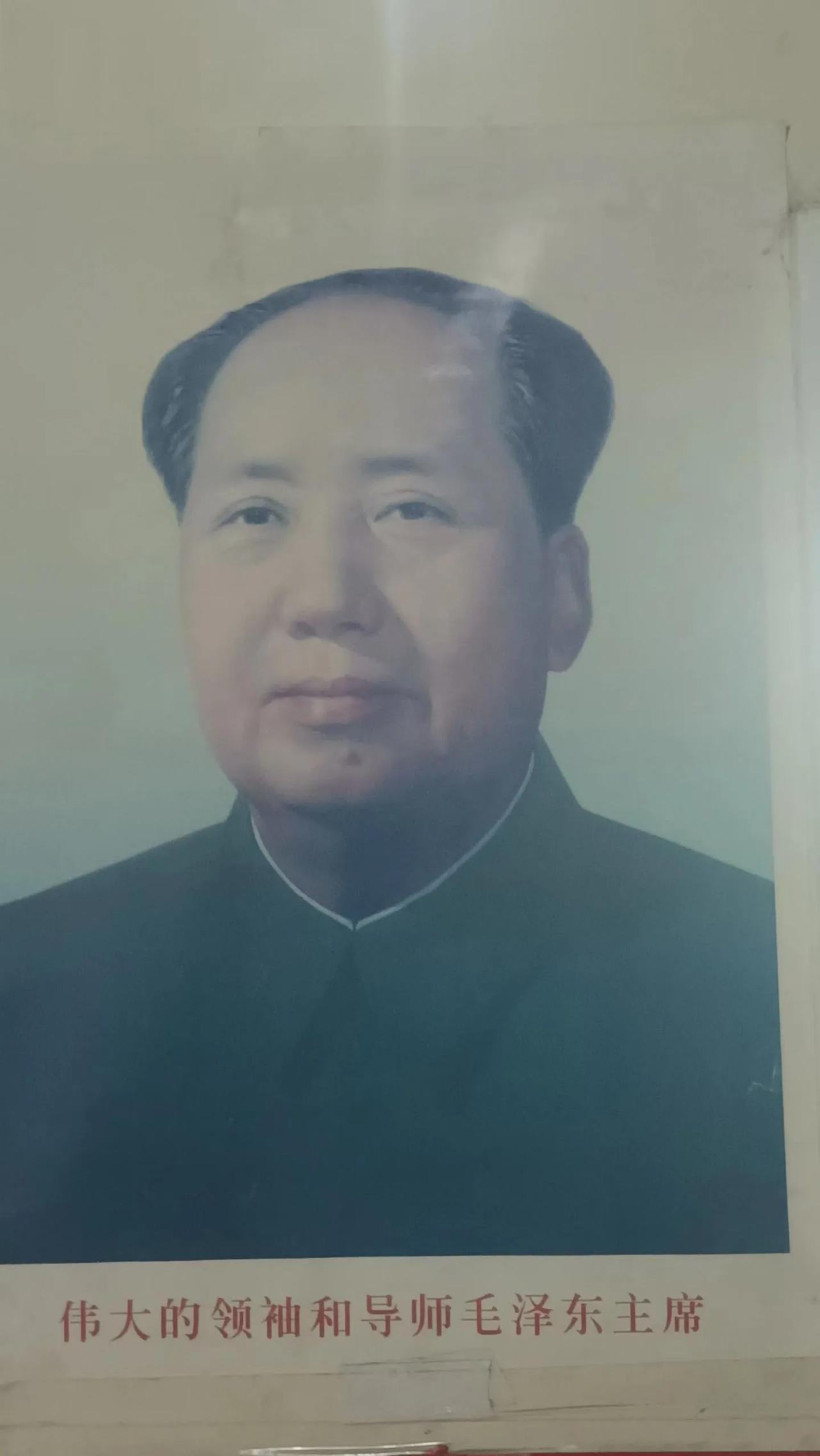 东方的太阳，赫见新工作地点墙壁上的一幅标准照，当年这印刷量大概数以亿计。