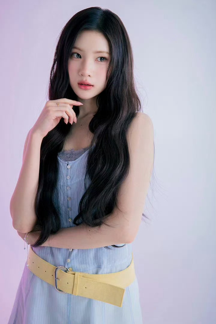 天呐这个女人真的笑起来像小猪 冷气脸来像小白狗 