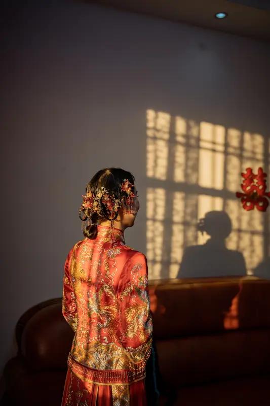远嫁对女人而言，就像一场冒险。从地域上，可能要离开熟悉的家乡，去到陌生的城市，生