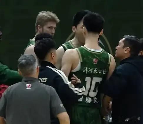见过场上球员跟对方球员起冲突的，但是像南京队郭昊文跟赵柏清这样内讧的确实很少见。