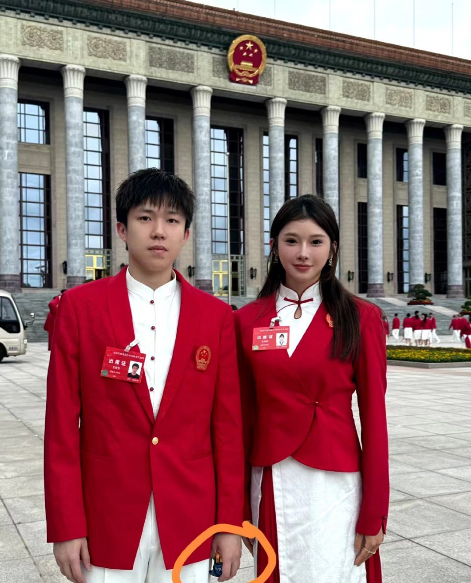 王楚钦你真的好好[苦涩]，和吴艳妮合照的时候特意把奖牌拿下来握在手里，照顾别人的